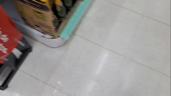 Esposa no mercado sem calcinha exibe em publico!