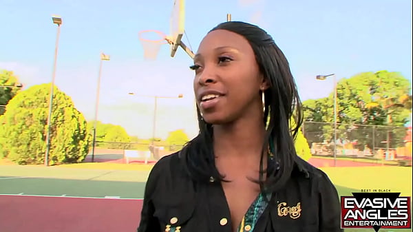 ÂNGULOS EVASIVOS levam Cherry para fora — bunda gorda para cima, buceta esticada, garganta cheia. Ela geme sob o sol enquanto o pau grosso dele a enche de porra e a faz implorar por mais.