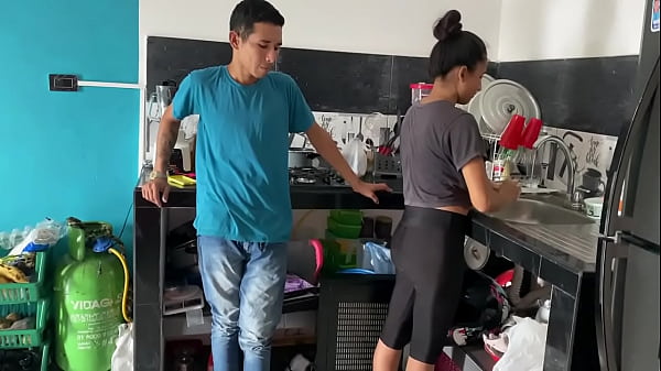 Mi hermanastro rompe mi coño con su gran pólla.
