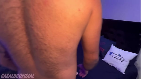 Estava com meu marido curtindo uma praia e acabei dando para um desconhecido, chupei ele na praia e no carro, depois sentei gostoso! Corno amou