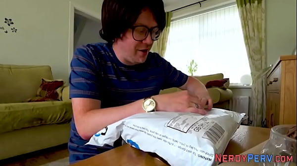 Brit tesão chupa pau de nerds