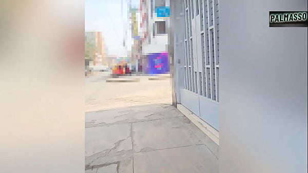 Enquanto caminhava pela rua, um homem estranho se oferece para me ajudar com minhas despesas depois de quebrar meu cuzinho e minha buceta; Espero que meu marido não descubra.
