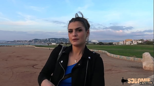 Claudia, brunette coquine, va réaliser son fantasme