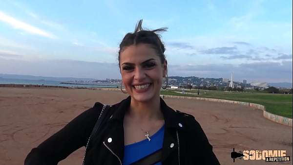 Claudia, brunette coquine, va réaliser son fantasme