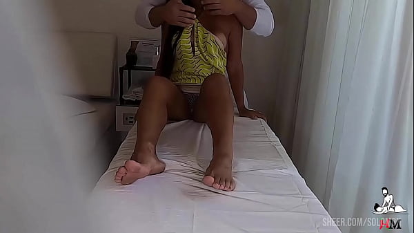 FLAGRANTE - Casada filmada pegando no pau do terapeuta de Massagem tantrica - Massage