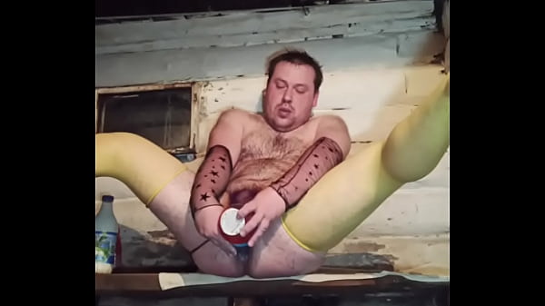 Joguei um pote inteiro de caviar vermelho no meu cu!