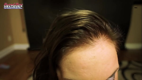 A morena Ryann chupa um pau e tem sua buceta profundamente fodida!