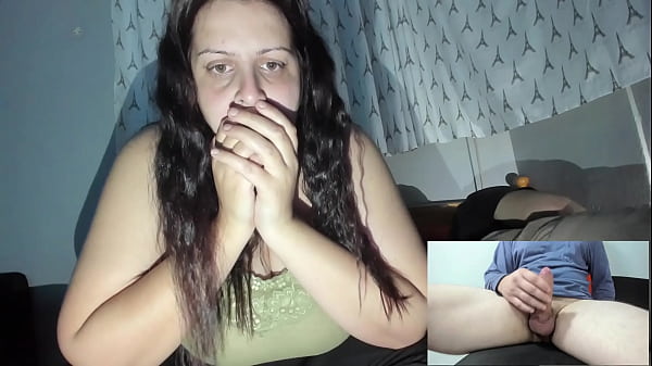 Esposa safada assistindo cara aleatório acariciando enquanto o marido descansava ao lado dela