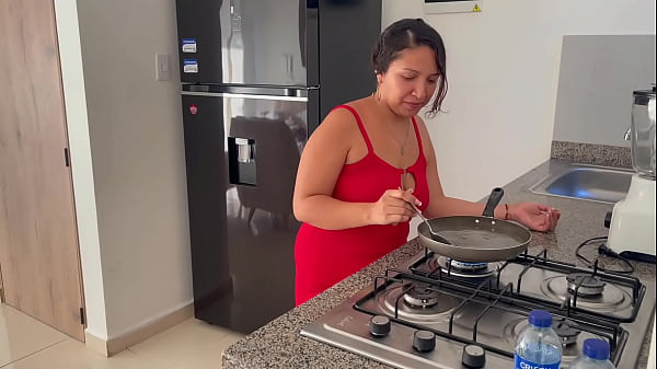 Ayudo a mi pequeña hermanastra con sus clases de cocina y terminamos follando bien rico  y duro.