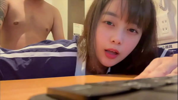 「声だしたらバレるよ…」ネットカフェでSEXで喘いでイキまくるカップル。
