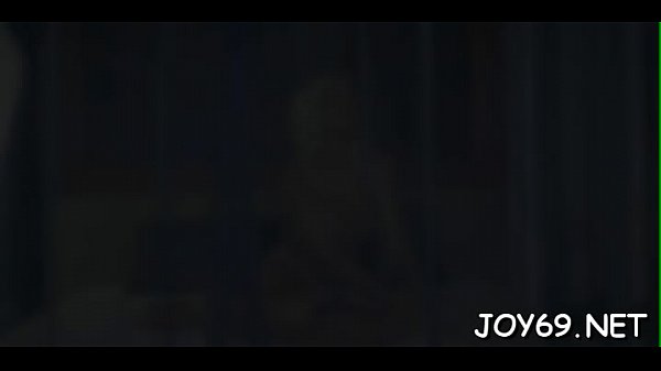 Solo meid zoent door liefdetunnel