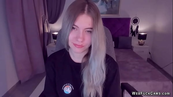 Jovem ucraniana amadora de peitos grandes abre a buceta na webcam