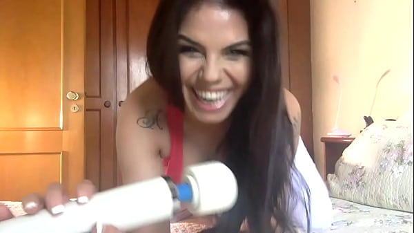 VÍDEO AMADOR | Fabiane Thompson esfregou a buceta com o vibrador britadeira e gozou até não aguentar mais. A morena gostosa fazendo a buceta tremer com o vibrador d. canecos e motor de Opala. Fabi Thompson enfiou o motor de opala na b