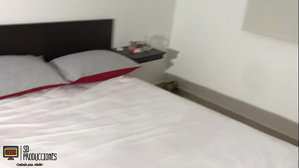 Entro a la casa y encuentro a mi hermanastra bien cachonda y me la follo PARTE 1