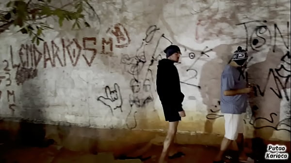 O MACHO CASADO FOI FUMA UMA ERVA NA PRAÇA E DEU TESÃO E ACABOU PEGANDO O MORADOR DE RUA E GANHANDO LEITADA NO RABO