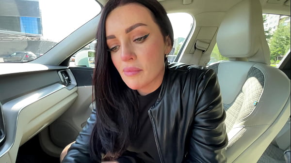 Passers-by do not allow a normal blowjob in the car