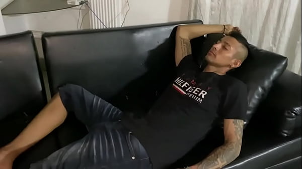 Mi pequeña hermanastra me pide que le haga un masaje como pretexto para que la folle duro y me corra