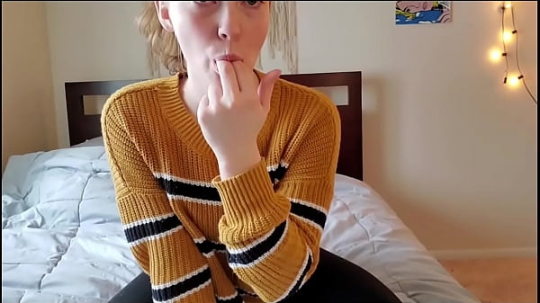 A jovem gostosa Tessa mal pode esperar para tirar a roupa para você