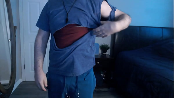 Meztelenül levetkőzve a szőrös férfi