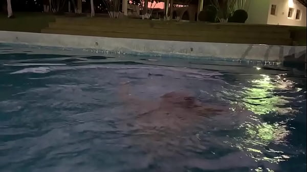 Na piscina