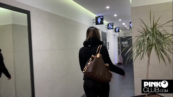 Martina Smeraldi si fa scopare nel camerino dal cazzone nero di Freddy Gong