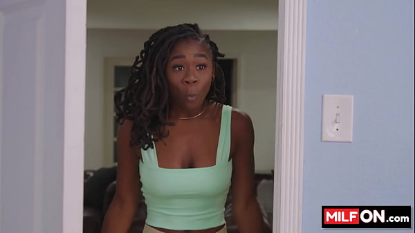 A bela negra fode o pau da sua amiga loira mais velha e peituda em um ménage à trois molhado - Hazel Grace, Sedona Reign, Franco Styles