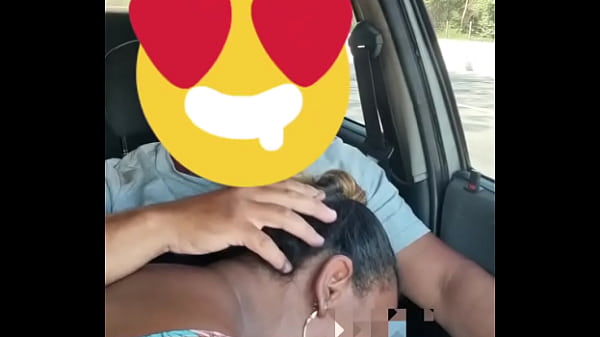 Negona Casada boqueteira me chupando gostoso dentro do carro