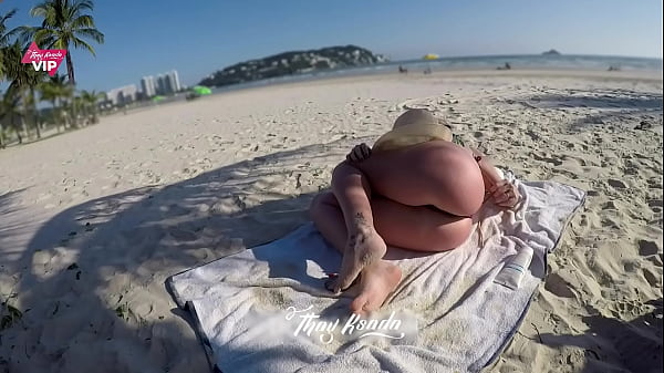 Não resisti e gozei ali na praia mesmo e foi delicioso