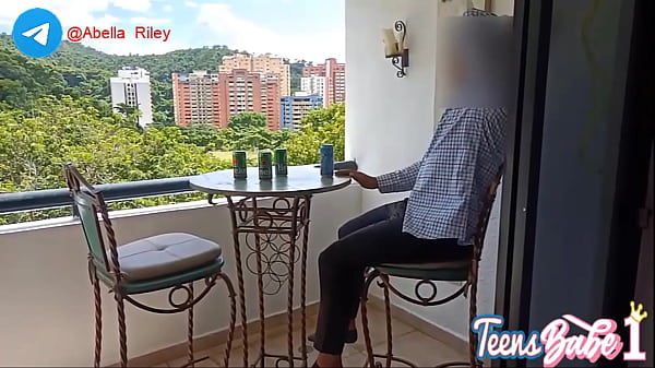 Hermosa hermanastra le da el culo de gratis a su hermanastro porque le urge y necesita ser follada para liberar el estrés pero al follarsela la polla se le va sin querer al ano y se mete todo saliendo mal final inesperado – hermanastro pene loco.