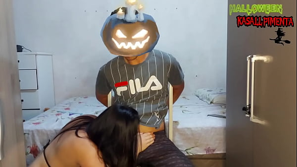 Halloween bruxa deseja fazer sexo com ator porno, com sua magia faz ele surgir amarrado em seu quarto, e lhe dá a poção do desejo para ele desejar ela