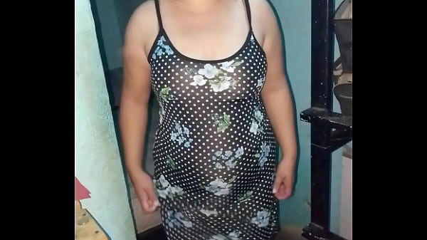 Ela levanta o vestido na frente para nos mostrar sua calcinha roxa sexy