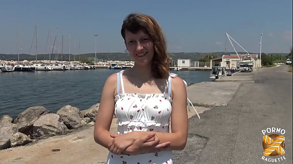 Melany, jeune coquine, aime la baise en pleine nature