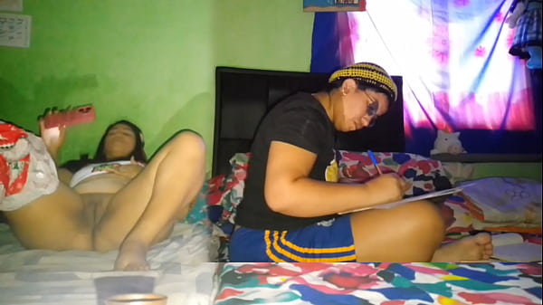 Felizgult nő masztizik, miközben a testvére tanul