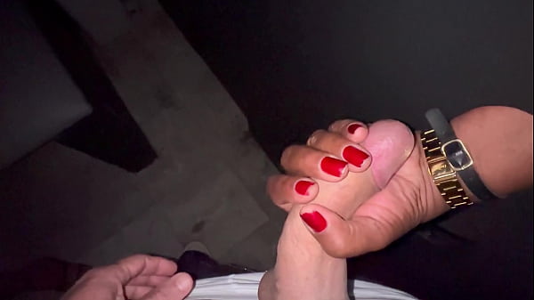 Esposa roçando o pau do negão na buceta sem camisinha no glory hole da casa de swing