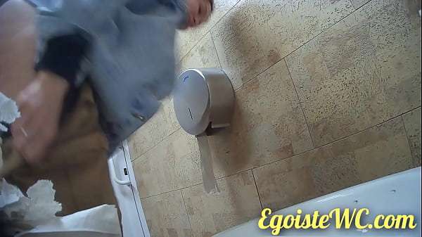 Young beauty showed her wet pussy in the toilet (EWC 166)