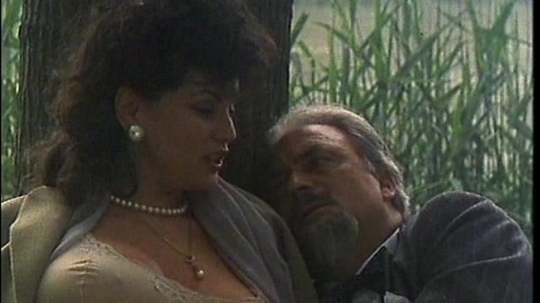 Менің әйелім оның ішіне көптеген еркектердің кіргенін жақсы көреді.