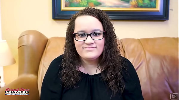 Bűvös nagy mellű barna hajú lány izgató halloween éjszakán