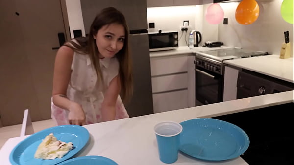 Eu comi a mãe do meu amigo na cozinha depois do aniversário dele