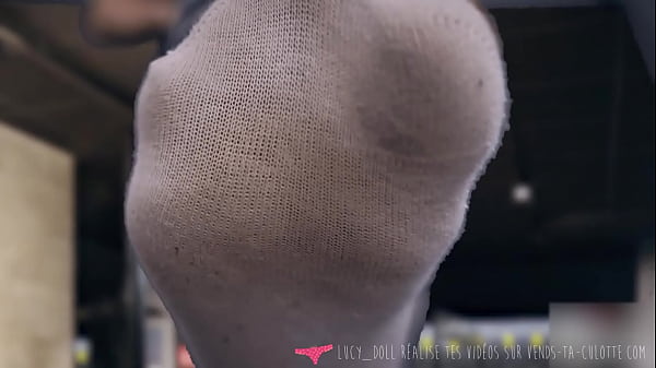 Vends-ta-culotte - Beauté française autoritaire te fait bouffer ses chaussettes sales - Lucy doll