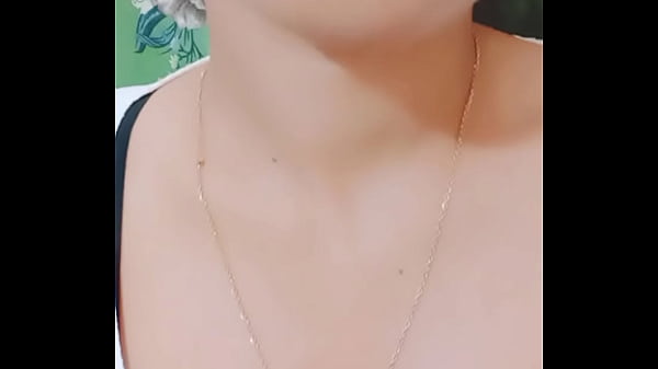 Hot Pakistani girl showing her boobs for her boy friend