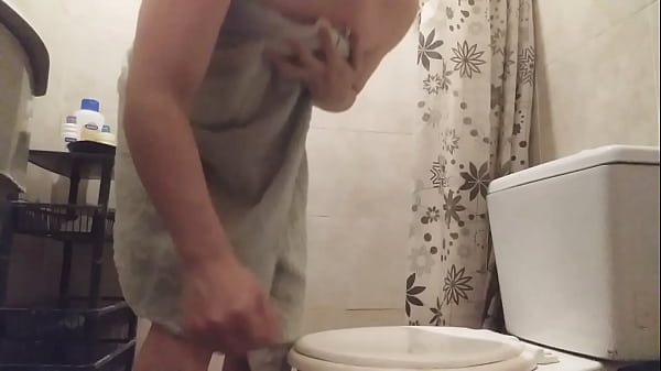 Jessika Pentesilea   Milf trans morocha gótica de gran culo toma un baño