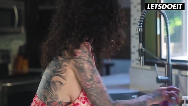 MILF Ivy Wolfe Seduces Tattooed Roommate Arabelle Raphael Into Lesbian Fuck – A GIRL KNOWS