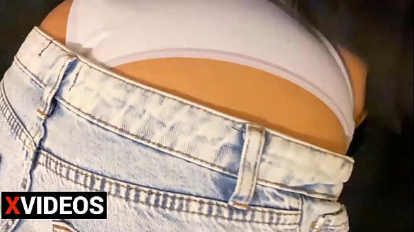 É assim que eu fodo minha meia-irmã bundão, aproveitando os poucos momentos sozinho em casa para fodê-la muito bem.