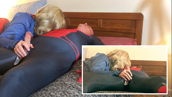 Idős hölgy szerepjátékban szopja a pókember izgató farkát