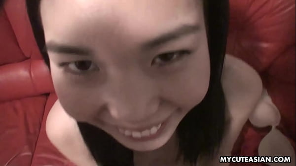 Pequena gatinha asiática tendo sua buceta molhada lavada