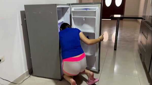 Veo a mi sexi latina embarazada hermanastra atrapada en la nevera y a cambio de ayudarle me ofrece una dura y rica follada por su apretado coño hasta terminar llenándoselo todo de mi cremosa leche.
