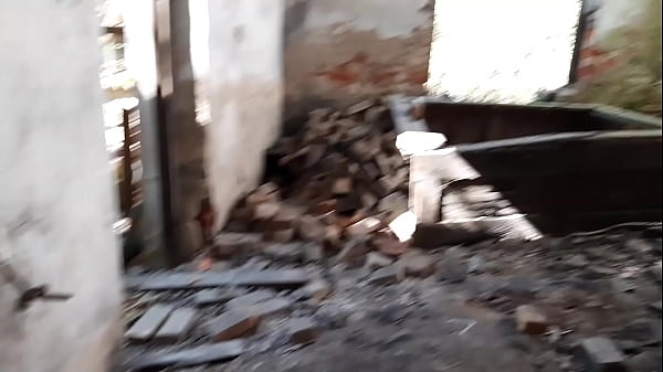 Лучший лубрикант - это его конча! Публичная ебля страпоном на заброшке.