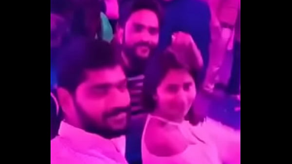 Vida noturna de swathi naidu dançando em pub