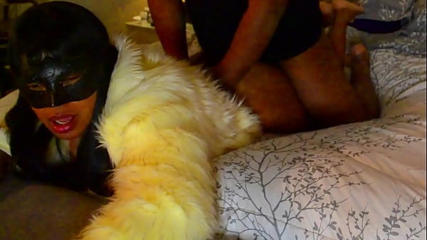 A szőrme kabátos csajt keményen megdugják