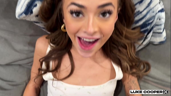 Petite StepSis Nikki Nicole enganada para foder durante filme